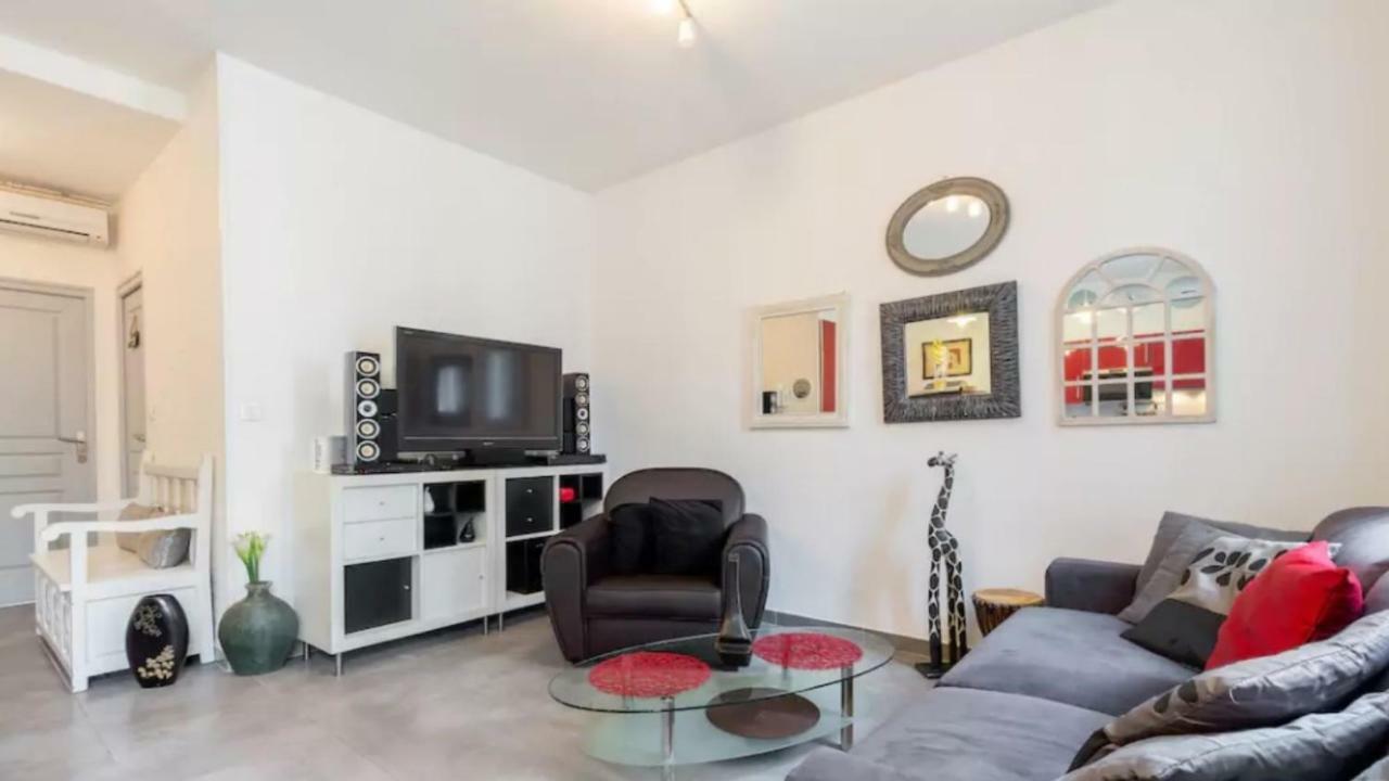 Stylish White And Red Apartments Juan-les-Pins Exterior photo