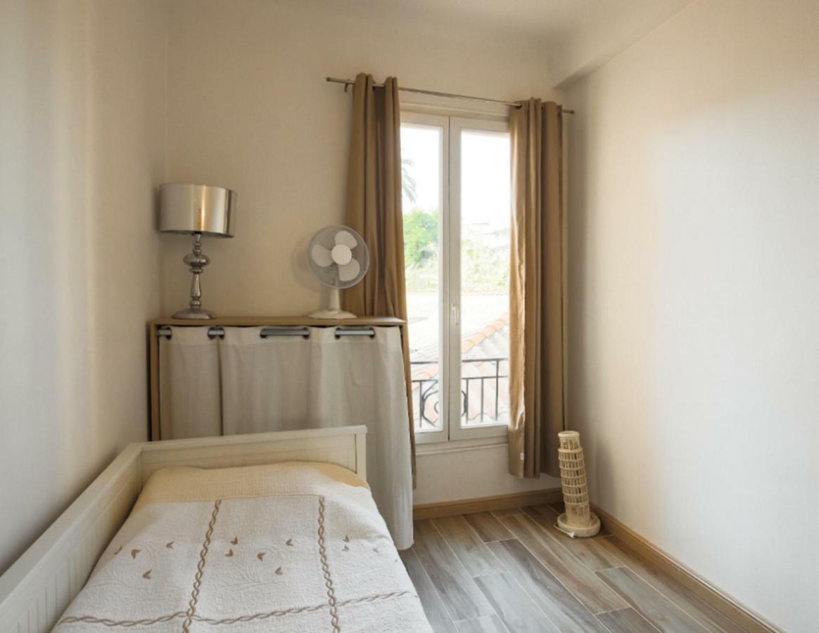 Stylish White And Red Apartments Juan-les-Pins Exterior photo